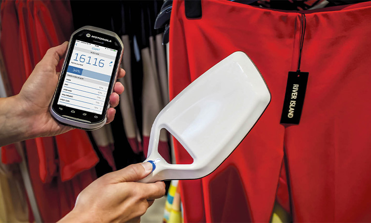 Gli operatori ottengono informazioni dettagliate sull'indumento scansionando l'etichetta RFID dell'indumento.