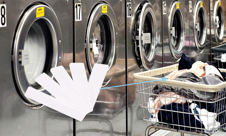 消費者は、衣類に貼られたRFID衣類タグを読み取ることで、洗濯の仕方を知ることができる