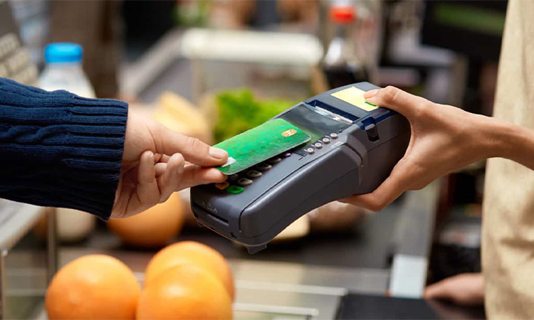 Karteninhaber verwenden eine RFID-Kreditkarte, um Transaktionen abzuschließen