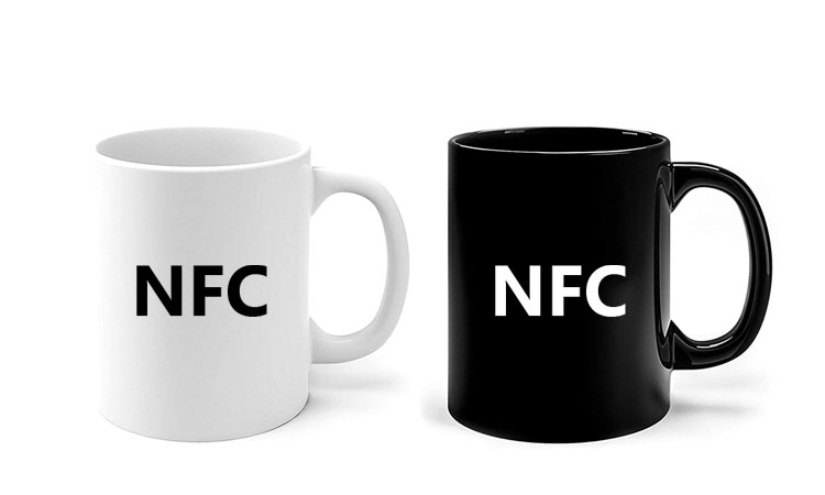 NFC タグ付きの 2 つの美しいマグカップ