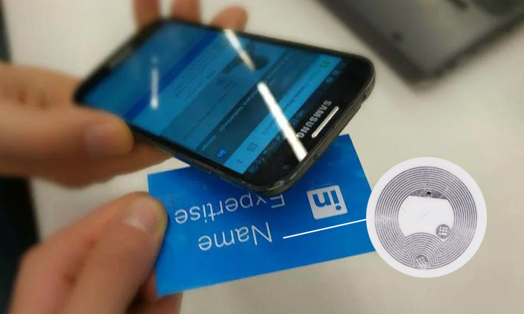 Telefon berührt NFC-Visitenkarte mit lesbaren Informationen