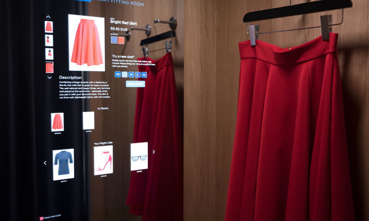 Умные зеркала со встроенными RFID-чипами дают покупателям рекомендации по выбору одежды.