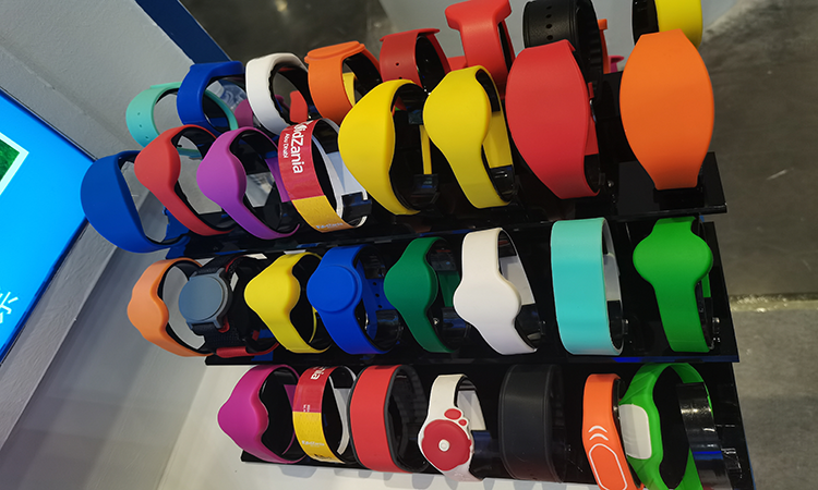 Разноцветные наручные браслеты RFID