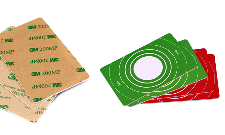 Le carte in PVC scartate vengono riciclate e trasformate in queste bellissime carte in PVC