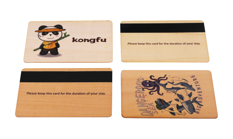 これらの美しい木製カードは、生分解性製品の特徴の 1 つです。