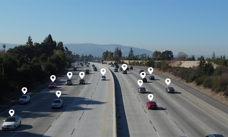 도로 위의 차량은 RFID를 사용하여 위치를 파악합니다.