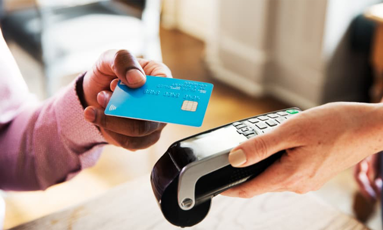 消費者は支払いに RFID タグが埋め込まれたクレジット カードを使用します。 