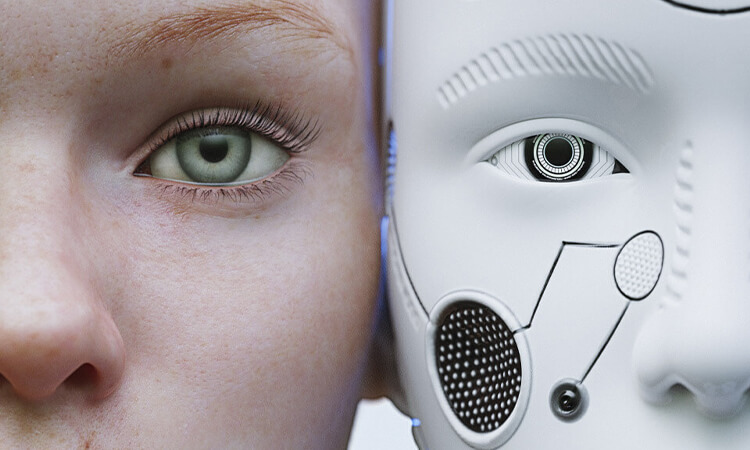 ロボットは人間のように表情や目で喜びや悲しみを表現することができません。