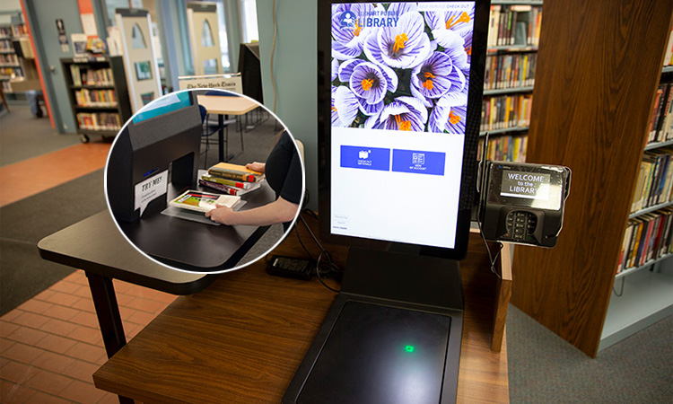 독자는 셀프 서비스 데스크 카운터를 사용하여 책을 빌리고 반납할 수 있습니다.