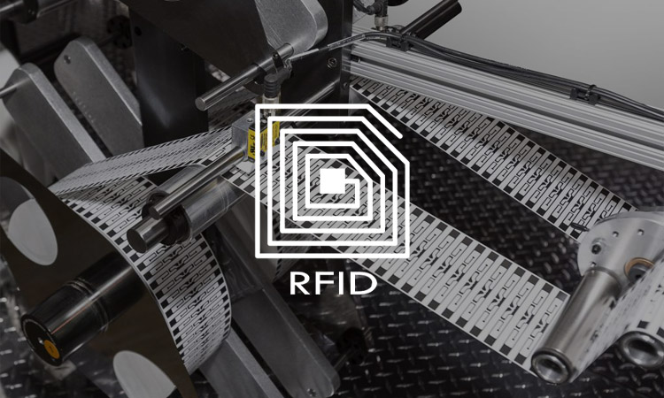 기계는 RFID 기호가 있는 수천 개의 태그를 생산하고 있습니다.