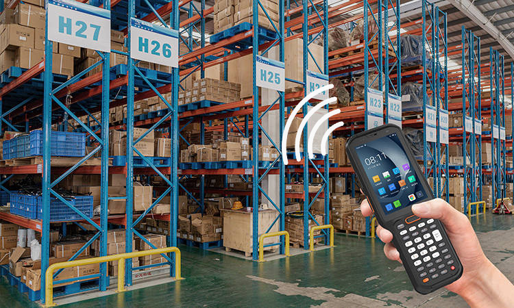 Считыватели RFID получают данные, передаваемые метками, для обеспечения RFID-отслеживания запасов.