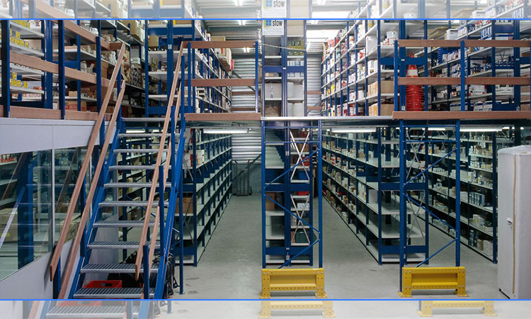 Les racks multicouches rendent le stockage en entrepôt plus flexible