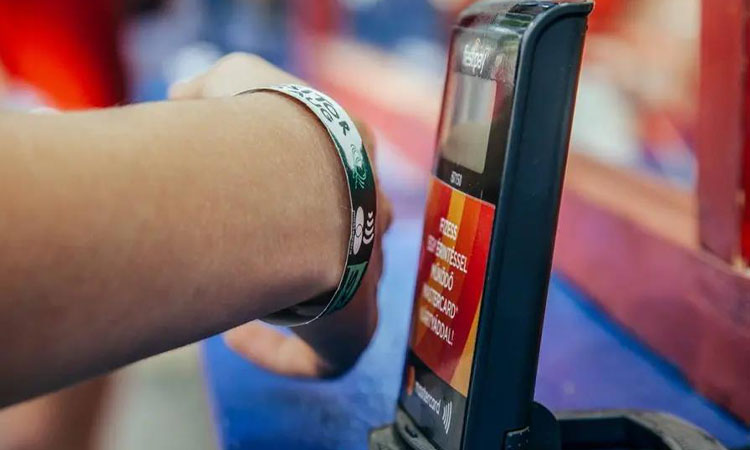 Readers read wristbands with NFC tags