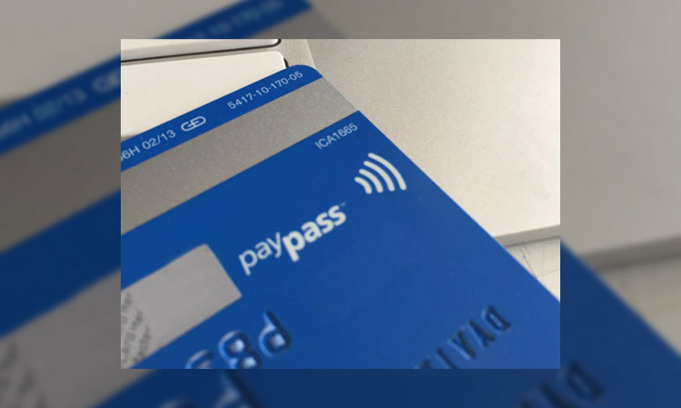 A credit card with an RFID symbol that resembles a signal mark means that contactless payments can be made