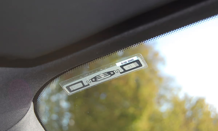 Etiquette RFID simple et élégante pour pare-brise de voiture