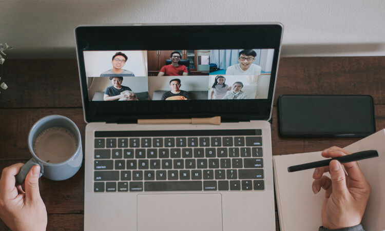 La bureautique intelligente offre une flexibilité sur le lieu de travail aux employés qui peuvent travailler par vidéo