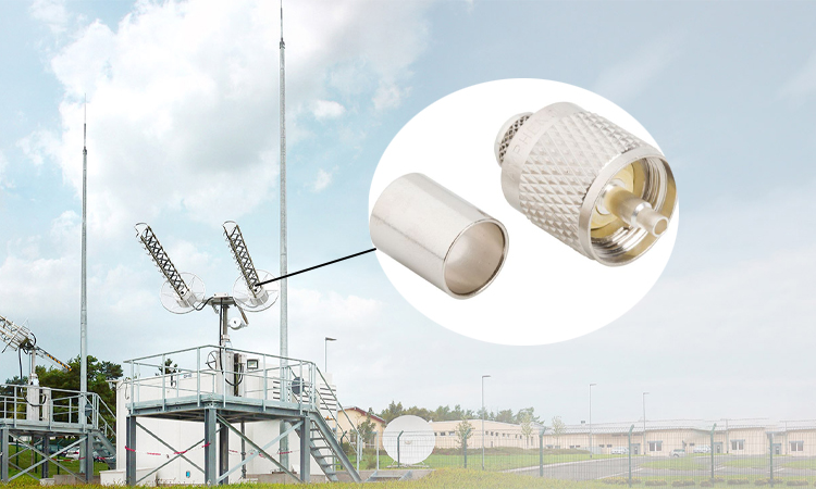 Ein leistungsstarker Antennenanschluss, der für die Satellitenkommunikation verwendet werden kann