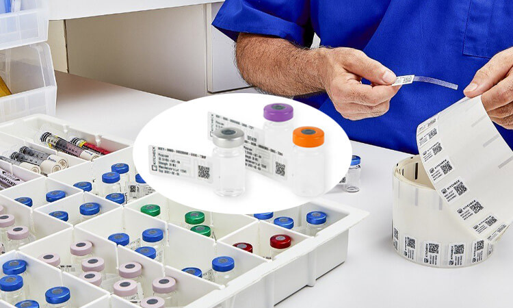 Медицинские работники прикрепляют небольшие RFID-метки к лекарствам, принимаемым пациентами.