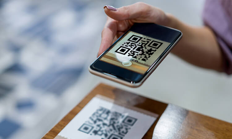 Sie können Produktinformationen abrufen, indem Sie diese QR-Barcode-Etiketten mit dem Scanner Ihres Smartphones scannen