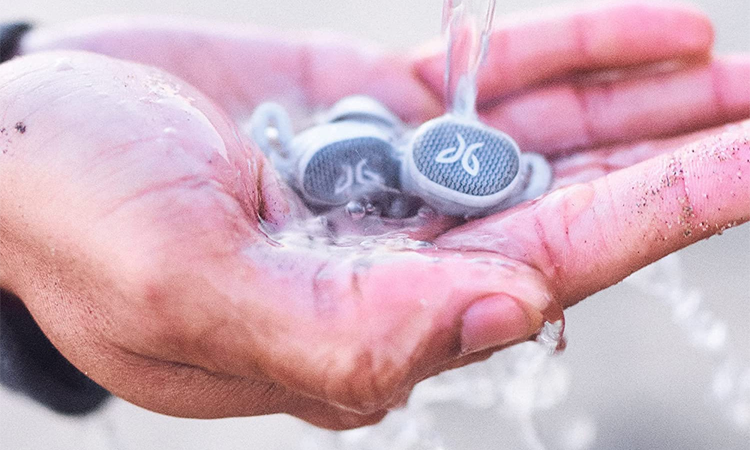The emergence of waterproof technology allows people to directly rinse these devices