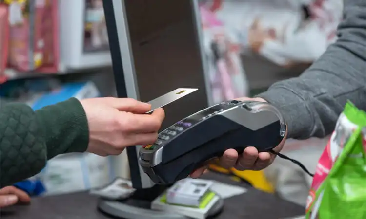 Der Händler verwendet eine POS-Maschine mit einem Händlerkonto, um Geld zu sammeln