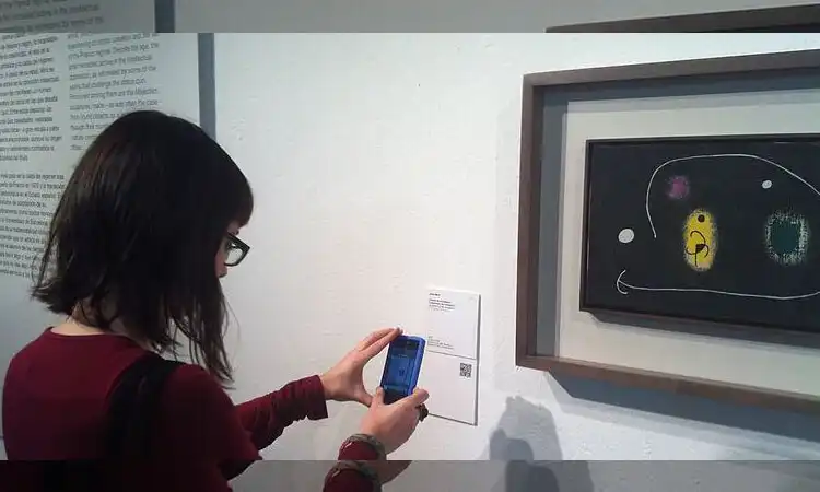 questa donna sta testando il codice qr del museo per vedere se funziona