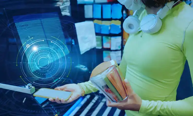 questa donna utilizza una tecnologia self-service che combina intelligenza artificiale e realtà virtuale per controllare