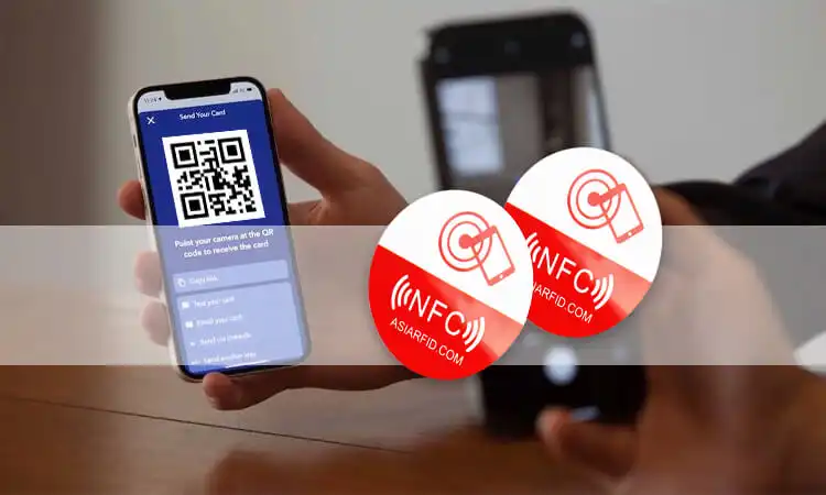 con la tecnologia nfc, questa persona può accedere facilmente a una pagina specificata