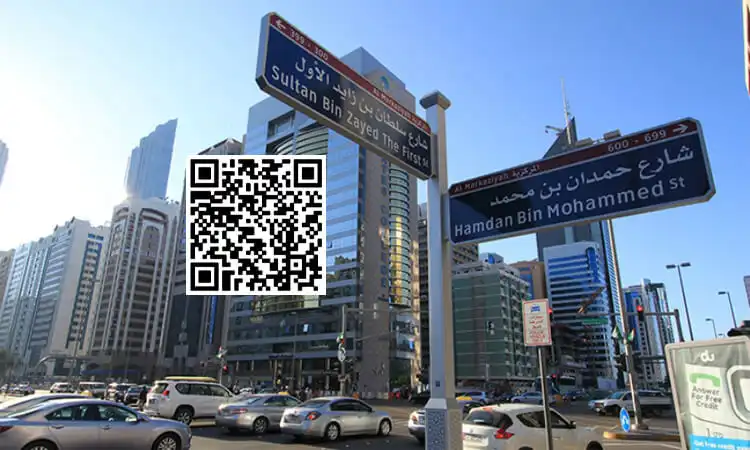各都市の道路標識への QR コードの実装例