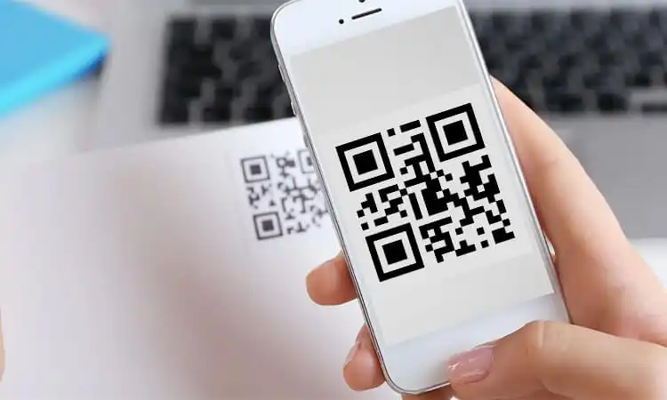 Этот человек сканирует распечатанный QR-код статического URL