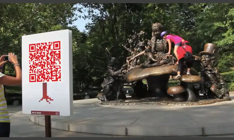 Visitors can use the QR code on street signs to learn more about the tourist attractions
