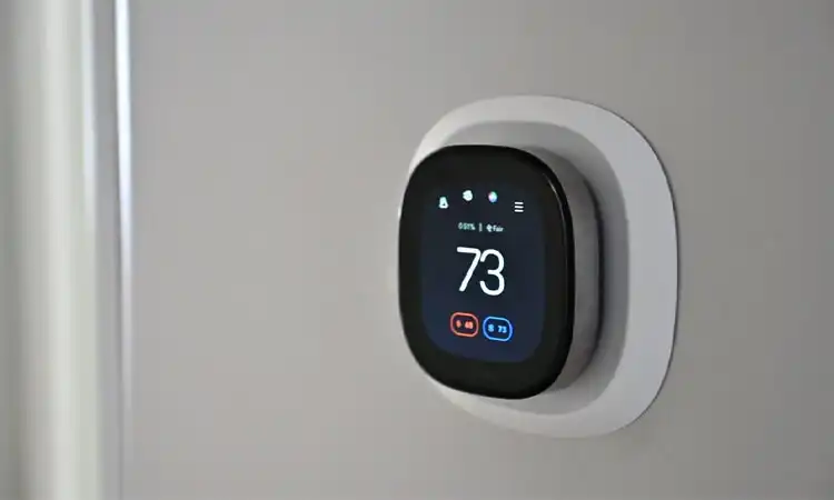 smart thermostat mit integriertem iot und ai ermöglicht die fernsteuerung per smartphone