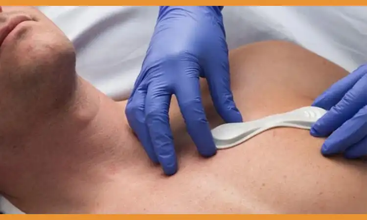 Les médecins placent cet appareil IoMT portable sur la poitrine du patient